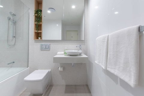 Japanese Style Waterfront Apt Wt Rooftop Pool - Accommodation Cairns 19