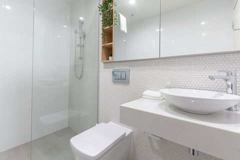 Japanese Style Waterfront Apt Wt Rooftop Pool - Accommodation Cairns 12