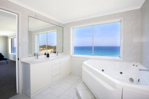 Neptune I Absolute Beachfront I Stunning Views - Accommodation Cairns 18