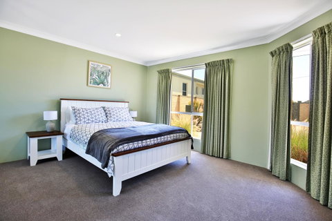 Neptune I Absolute Beachfront I Stunning Views - Accommodation Cairns 15