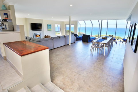Neptune I Absolute Beachfront I Stunning Views - Accommodation Cairns 2