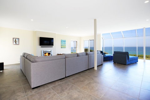 Neptune I Absolute Beachfront I Stunning Views - Accommodation Cairns 3