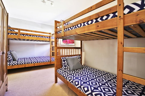 Hayes Beach House I Award Winner I 4 Mins To Beach - Accommodation Cairns 10