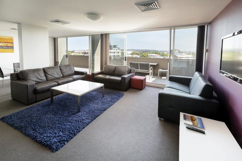 Honeysuckle Executive Apartments - Accommodation Cairns 40