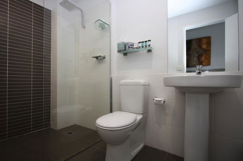Honeysuckle Executive Apartments - Accommodation Cairns 22