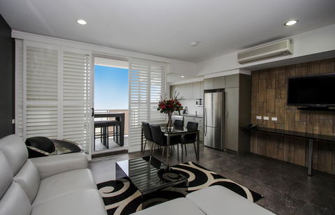 Honeysuckle Executive Apartments - Accommodation Cairns 11
