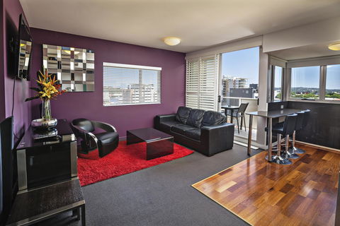Honeysuckle Executive Apartments - Accommodation Cairns 14