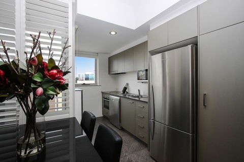 Honeysuckle Executive Apartments - Accommodation Cairns 10