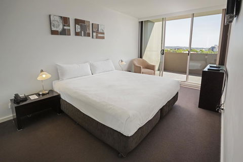 Honeysuckle Executive Apartments - Accommodation Cairns 36