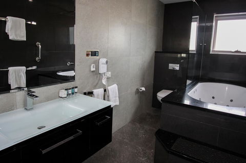 Honeysuckle Executive Apartments - Accommodation Cairns 39