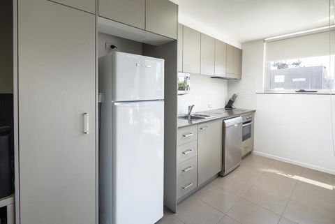 Honeysuckle Executive Apartments - Accommodation Cairns 5