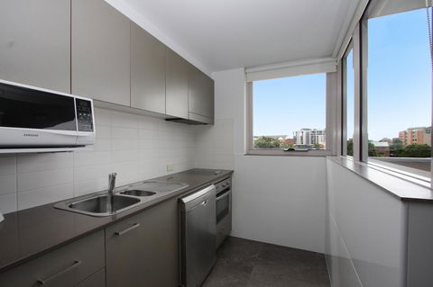 Honeysuckle Executive Apartments - Accommodation Cairns 24