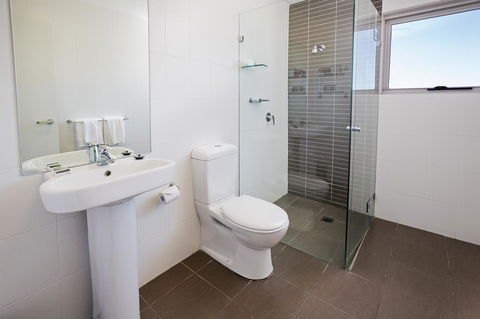 Honeysuckle Executive Apartments - Accommodation Cairns 26