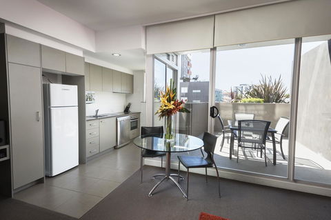 Honeysuckle Executive Apartments - Accommodation Cairns 6