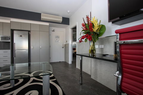 Honeysuckle Executive Apartments - Accommodation Cairns 15