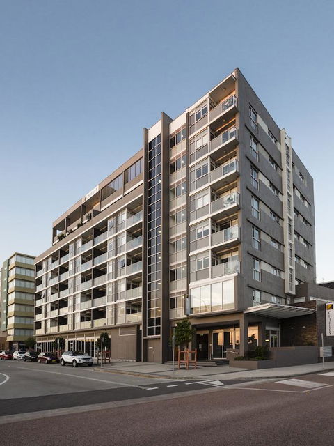 Honeysuckle Executive Apartments - Accommodation Cairns 37