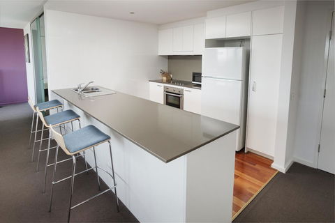 Honeysuckle Executive Apartments - Accommodation Cairns 42