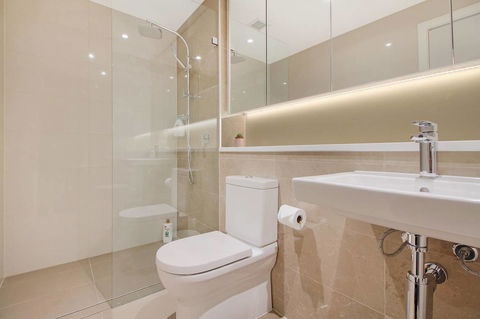 Brand New 3 Bedrooms Apt With Waterfront View - Accommodation Cairns 1