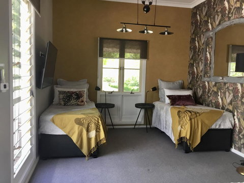 Chanticleer Gardens Barn Cottage With A Pool - Accommodation Cairns 14