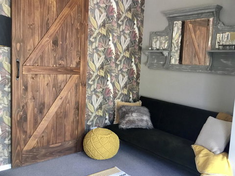 Chanticleer Gardens Barn Cottage With A Pool - Accommodation Cairns 7