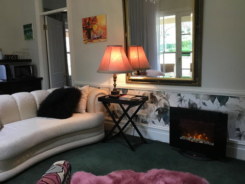 Chanticleer Gardens Barn Cottage With A Pool - Accommodation Cairns 42