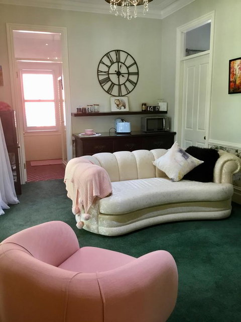 Chanticleer Gardens Barn Cottage With A Pool - Accommodation Cairns 41