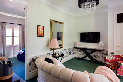 Chanticleer Gardens Barn Cottage With A Pool - Accommodation Cairns 44