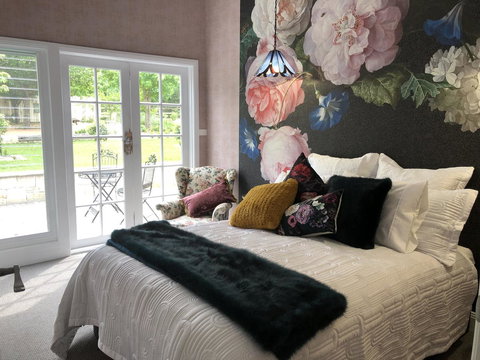 Chanticleer Gardens Barn Cottage With A Pool - Accommodation Cairns 0