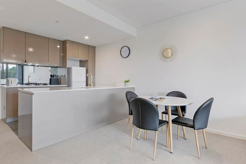 Stylish And Neat Two Bed Apartment In Wentworth Point - Accommodation Cairns 3