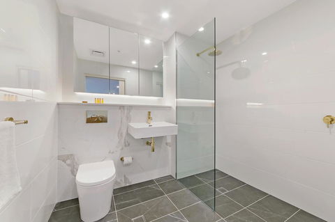 Stylish And Neat Two Bed Apartment In Wentworth Point - Accommodation Cairns 9