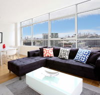 Gadigal Groove - Modern and Bright 3BR Executive Apartment in Zetland with Views - Accommodation Cairns