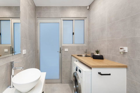 Modern Guest House - Accommodation Cairns 9