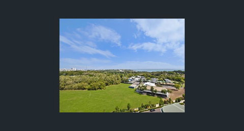 Nomikis\'On The Avenue - Accommodation Cairns 0