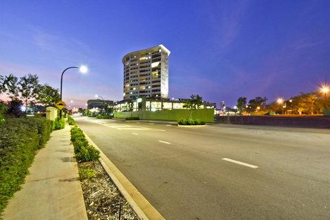 Nomikis\'On The Avenue - Accommodation Cairns 10