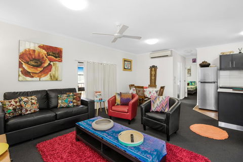 BOUTIQUE APARTMENTS BEACH LOCATION - Accommodation Cairns 0