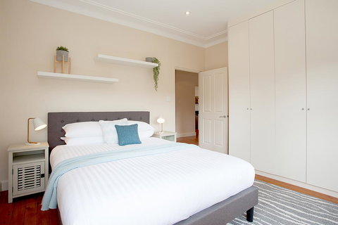 Boutique Hideaway With Direct Lagoon Access - Accommodation Cairns 3