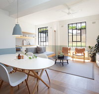 Boutique Sunlit Studio with Designer Furnishings - Accommodation Cairns