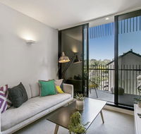 Bright Modern Apartment w Parking and Gym Near CBD - Accommodation Cairns