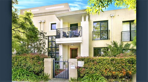 Campbelltown Most Sought After Park Central Home - Accommodation Cairns 0