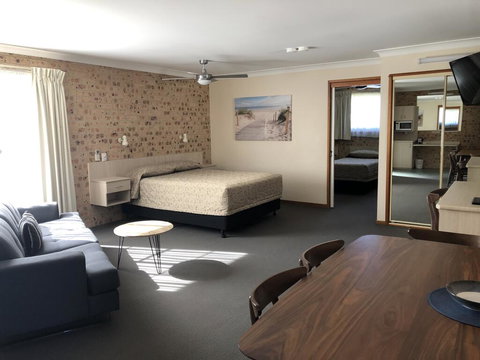 Cardiff Motor Inn - Accommodation Cairns 2