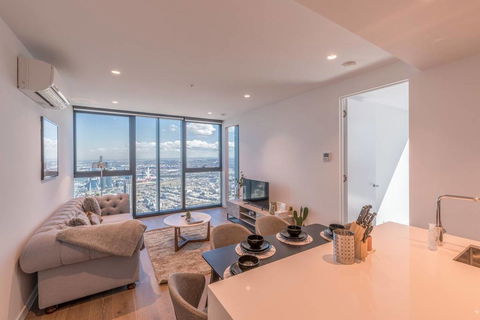 CBD Spectacular View 2 Bedroom Apt @Victoria One - Accommodation Cairns 3