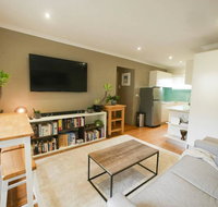 Chic Pet Friendly  500m to the Beach w/ parking - Accommodation Cairns