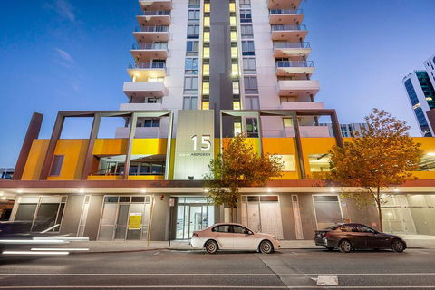 City Rest With Views - High Up Sleeps 4 + Parking - Accommodation Cairns 3