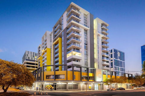 City Rest With Views - High Up Sleeps 4 + Parking - Accommodation Cairns 1
