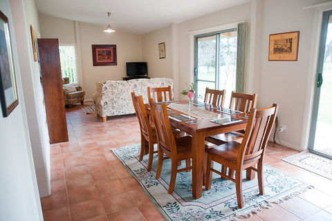 Clarendon Chalets - Accommodation Cairns 3