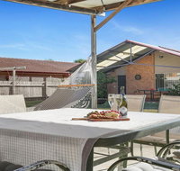 Cleveland Place - walk to beach and shops - Accommodation Cairns