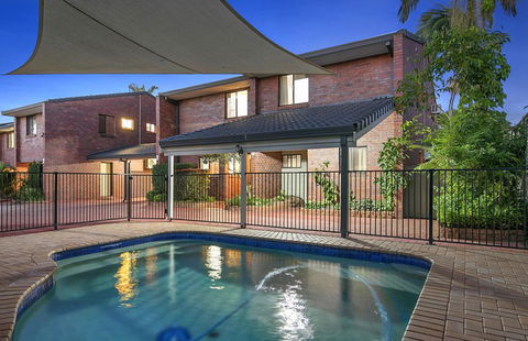 Cleveland Visitor Villas Motel - Accommodation Cairns 0