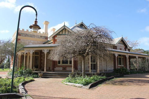 Cockburn House - Accommodation Cairns 0