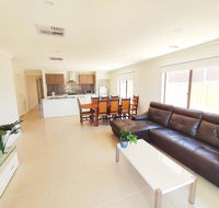 Comfortable 5BR House 6mins to Werribee Station.Great Ocean Road tourist stopover - Accommodation Cairns