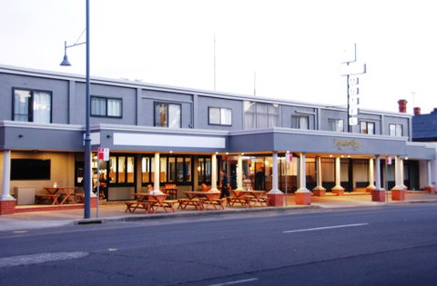 Commodore Motor Inn - Accommodation Cairns 0